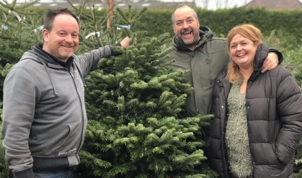 <p>Kees Haak gaat samen met z’n vrouw Monique en maat Hans Dievenbach kerstbomen verkopen voor de Voedselbank Zeist.</p>