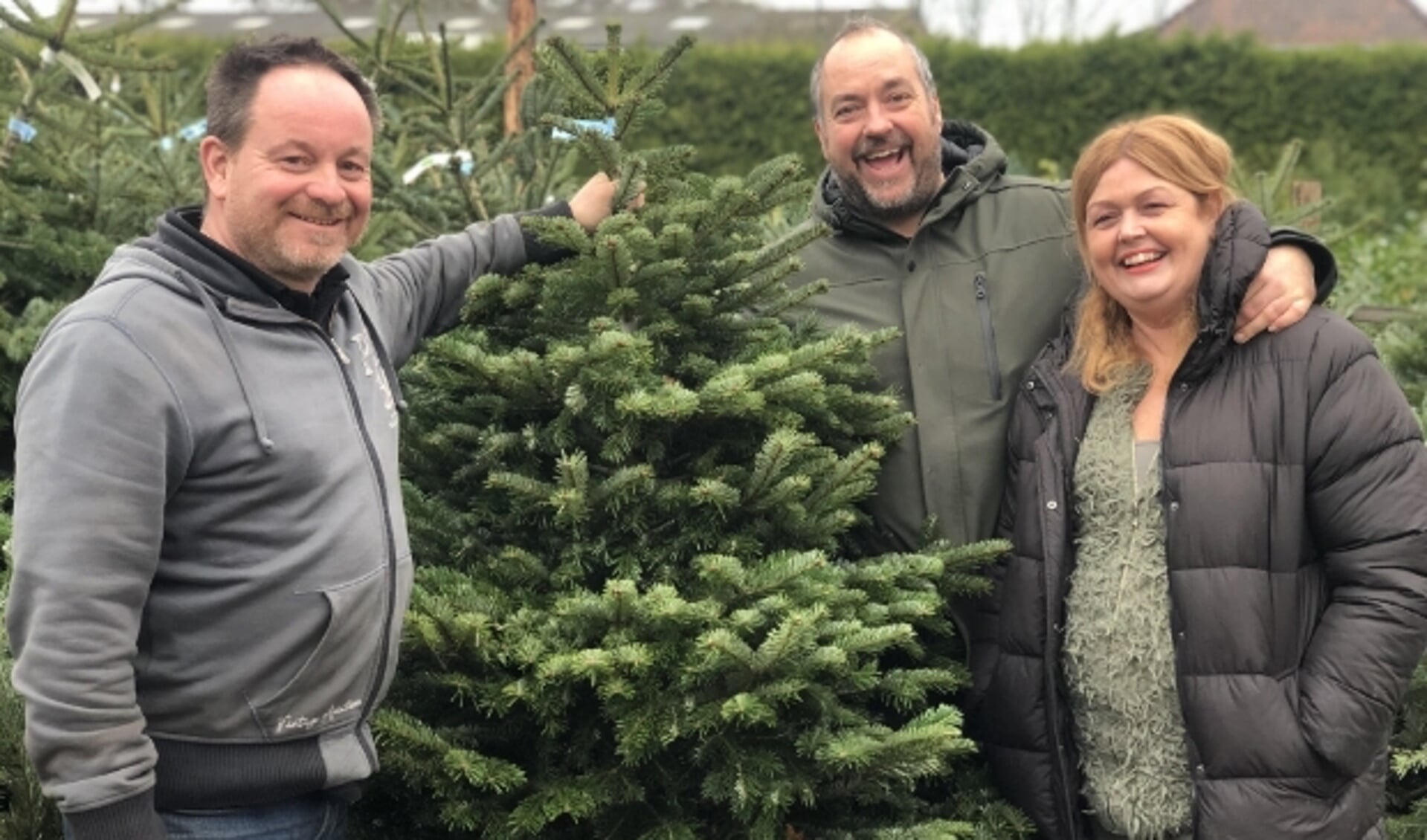 Kees Haak gaat samen met z’n vrouw Monique en maat Hans Dievenbach kerstbomen verkopen voor de Voedselbank Zeist.
