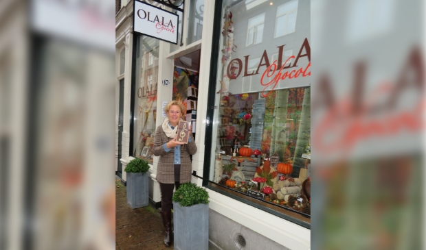 Voorzitter Addie Verspuij showt de muzieksleutel die Olala Chocola maakte op verzoek.