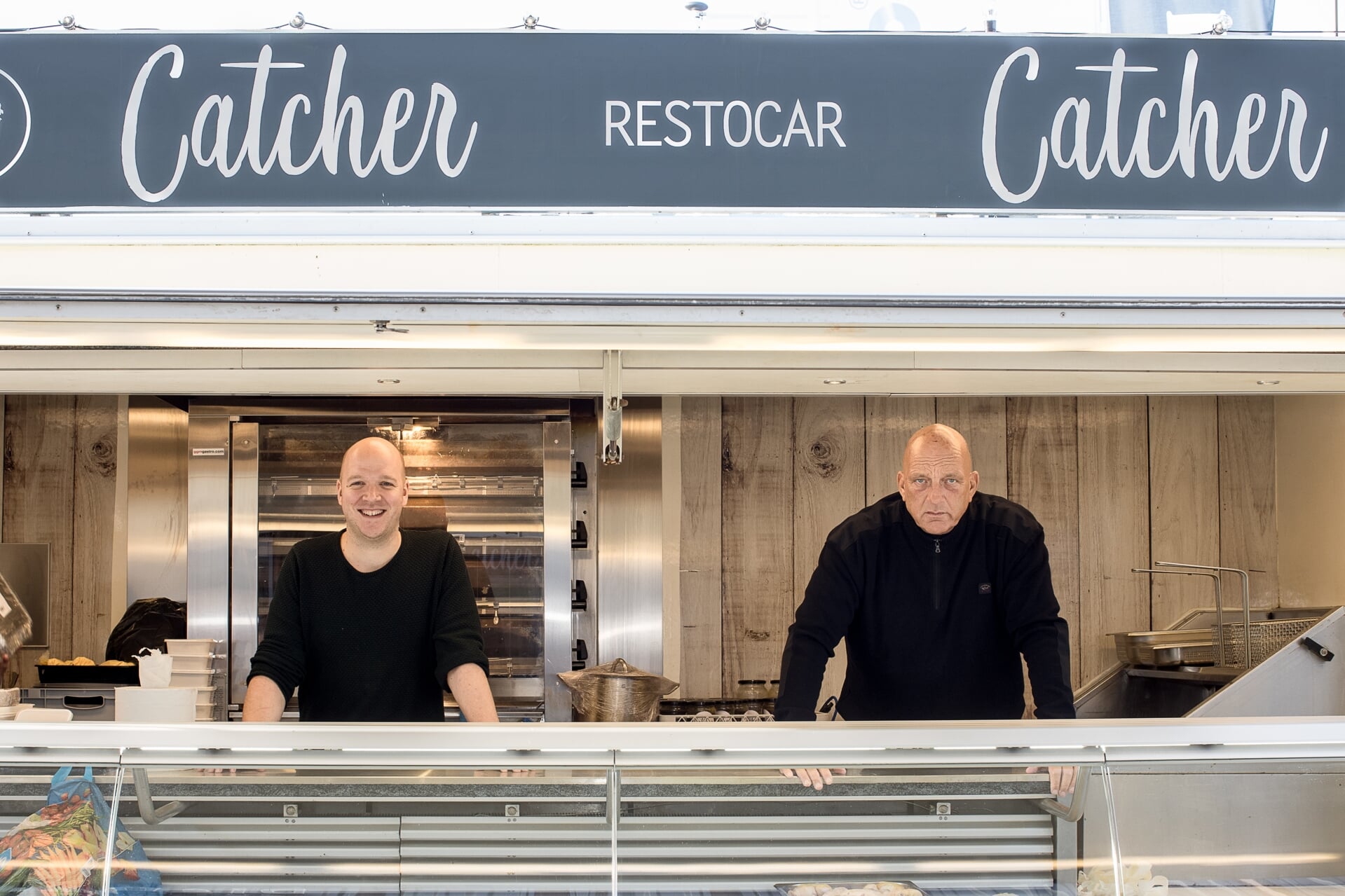 Eigenaar Remco Slijkhuis en tv-chef Herman den Blijker toen zij vorig jaar bezig waren met opnames voor 'Crisis in de tent'. 