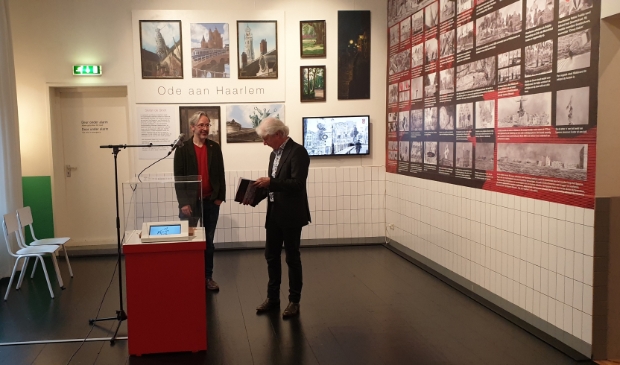 <p>Boudewijn de Groot neemt het eerste exemplaar in ontvangst.</p>