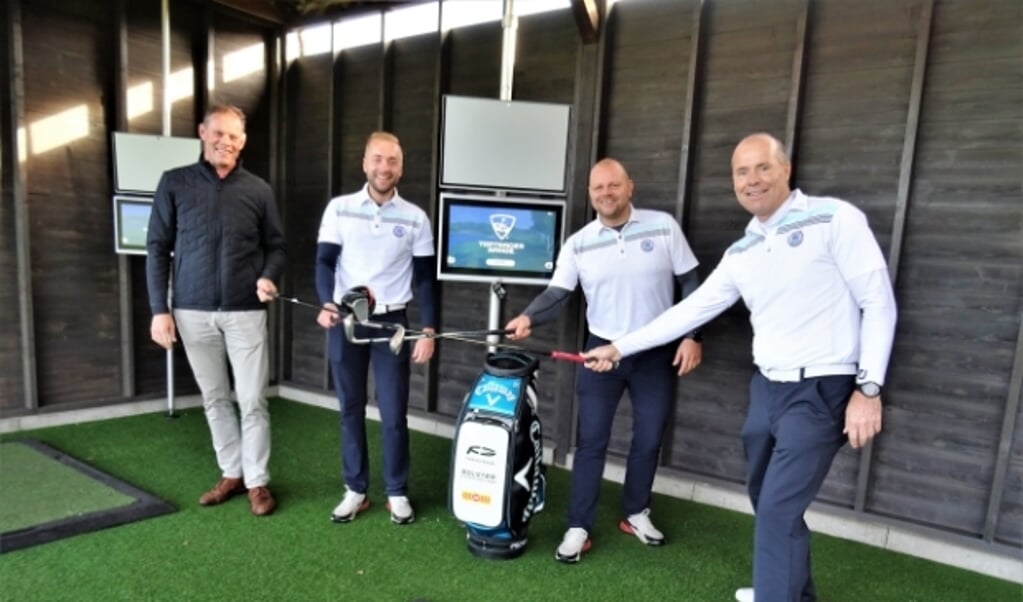 Baanmanager Gerd-Jan Toonen en de golfpro's Michael Versteege, Bart Pons en Fred Mol (vlnr) daagden elkaar al uit op de Toptracer.