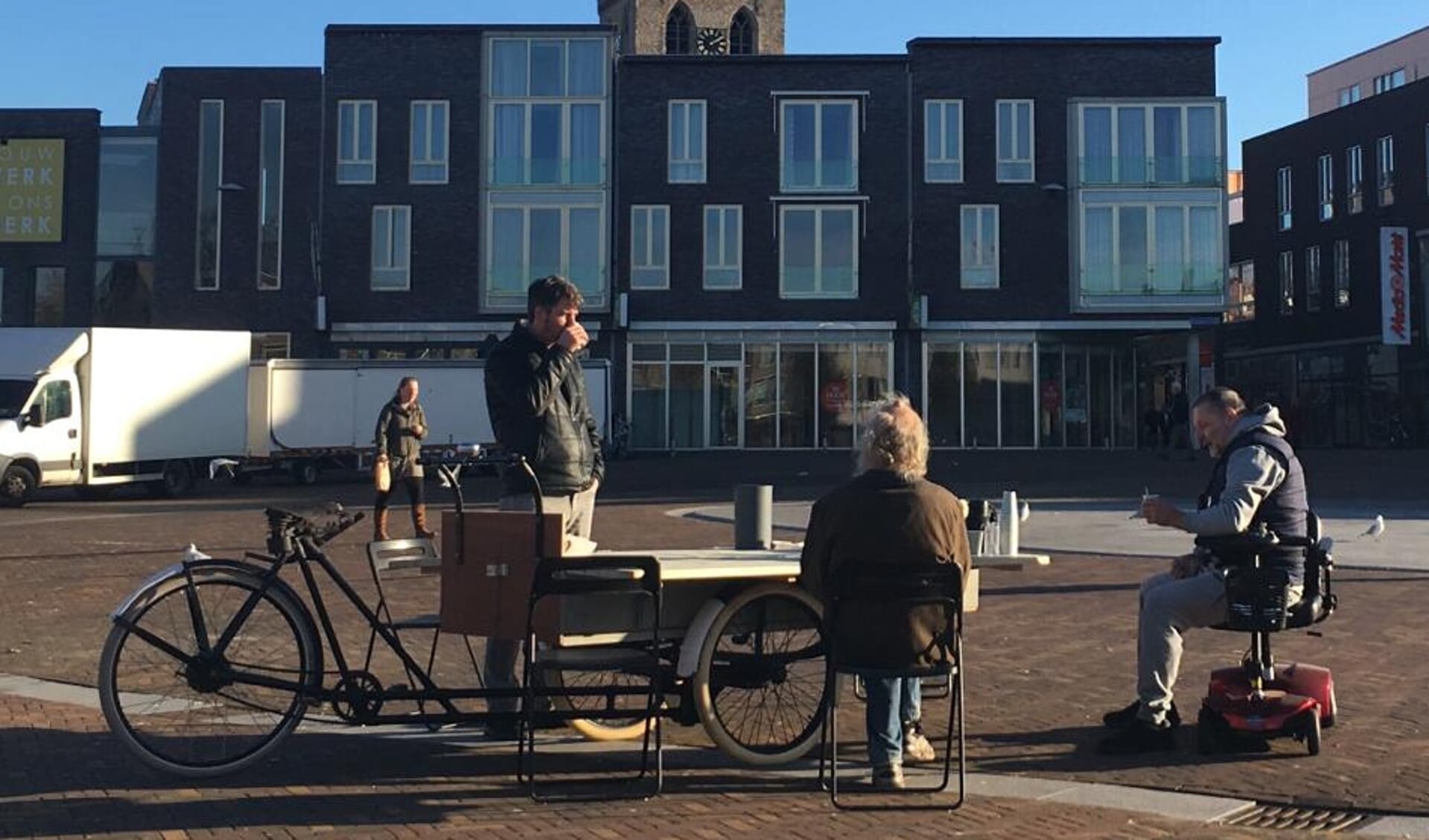 Paul van Loenen is met zijn Rijdende Koffietafel op maandagmiddag te vinden in het centrum van Ede.