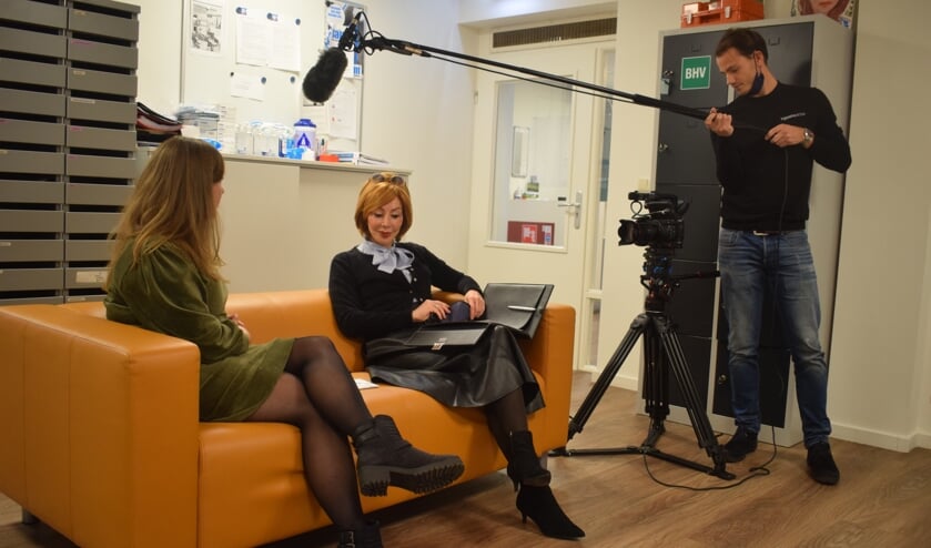 Eline Gerritsen, Marijke Helwegen en cameraman Peter Tijssen in actie.