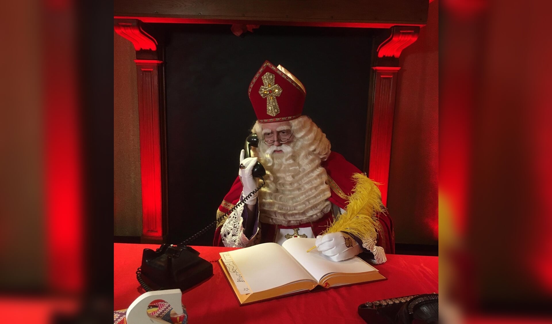 Sinterklaas is druk aan het overleggen met alle lokale organisaties