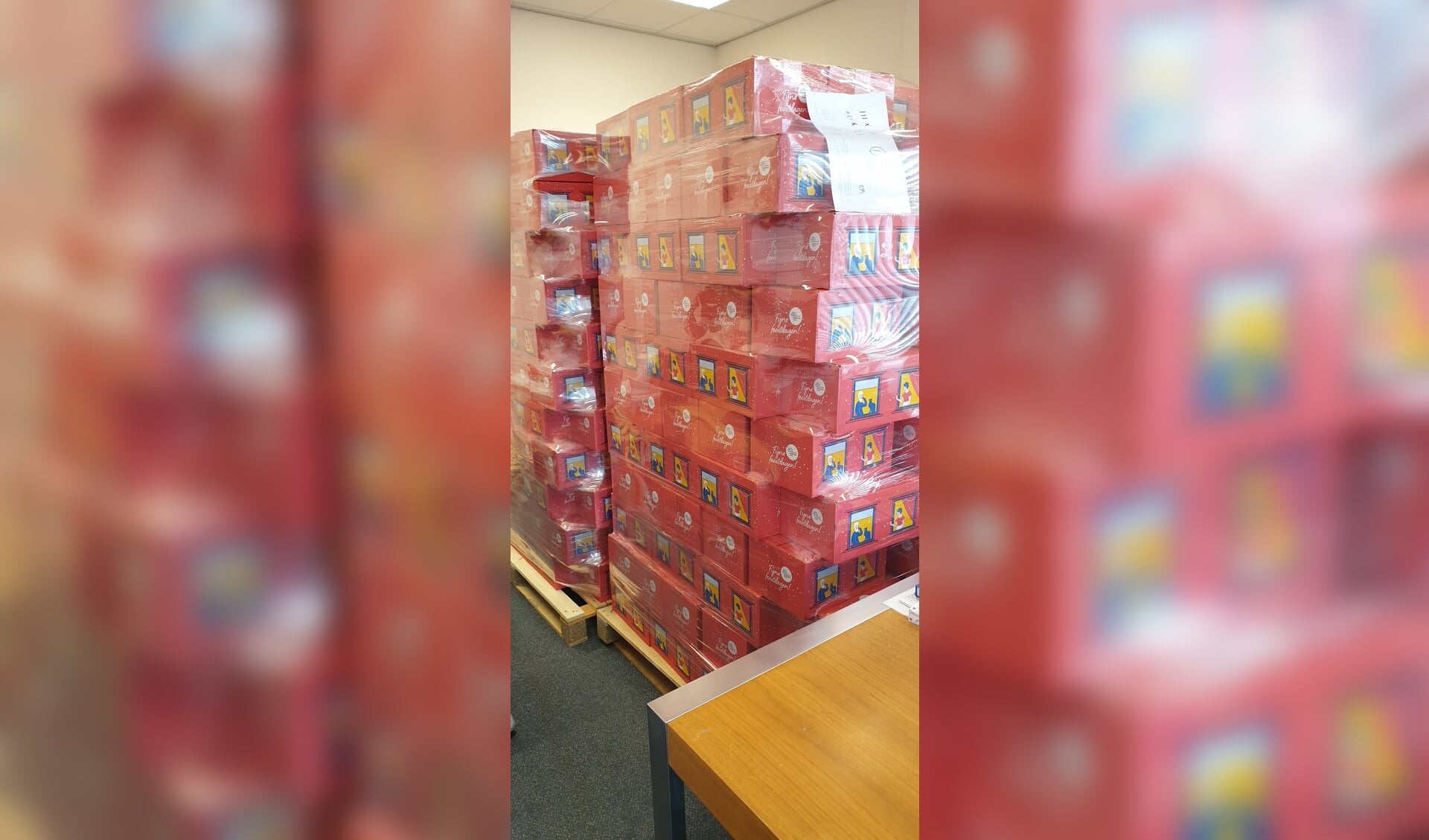 Een deel van de 600 kerstpakketten die bezorgd gaan worden door de vrijwilligers van de Plusbus033. 