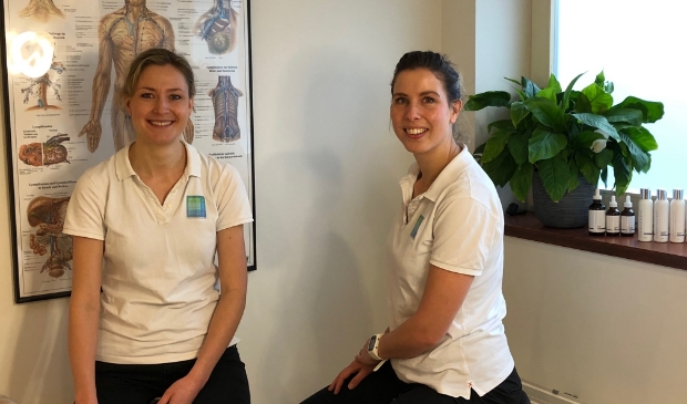Carien Oosterveen (l) en Carolien van Vliet zijn specialist op het gebied van huidproblemen.