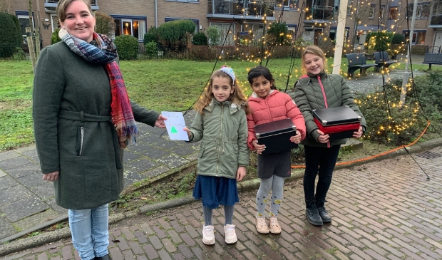 Jolanda Wilmering van Cocon Wonen neemt de kaarten in ontvangst van de leerlingen van Basisschool de Wegwijzer