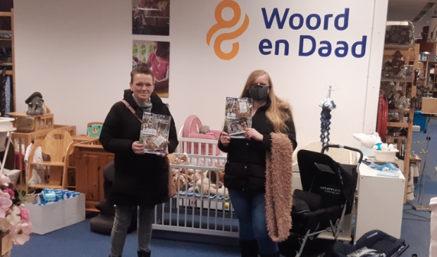 De winnaars van de Facebookactie nemen hun cadeaubon in ontvangst