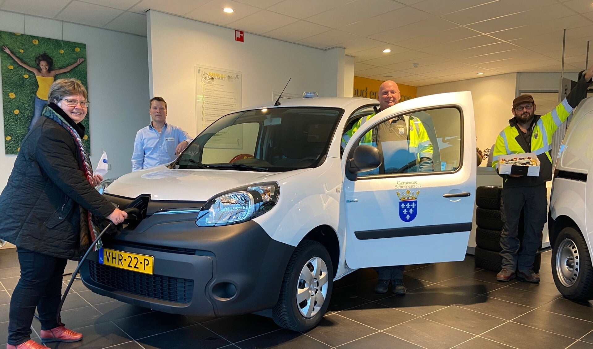 Wethouder Henny van Dijk, op de foto bij een elektrische auto van de gemeente, wordt columniste bij deze krant.