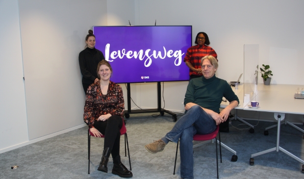 <p>Majle Hogeveen (links) en Aaliyha Muggen bedachten 'Levensweg'. Coralieke Hoofd: (zittend): ,,Het sluit perfect aan bij ons."</p>