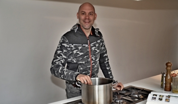 <p>Onno Allart is er in zijn grote keuken in de Boomgaarden helemaal klaar voor (foto Jan Boer)</p>