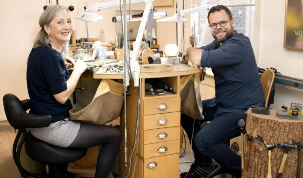 <p>Kerstin Kircher en Patrick Bakker werken dagelijks aan de mooiste sieraden in het pand van Kircher Schmuck aan 't Havik. </p>