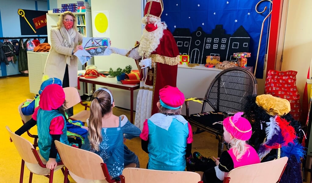 Burgemeester Reinie Melissant-Brienen overhandigt de tekeningen van de Gorinchemse kinderen aan de Sinterklaas