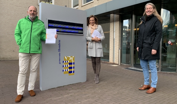 <p>Rino Jonkers, Ellen Standhardt-Jonkers en Jolanda Wijsmuller toen zij het verzoek in oktober indienden bij het gemeentehuis.</p>