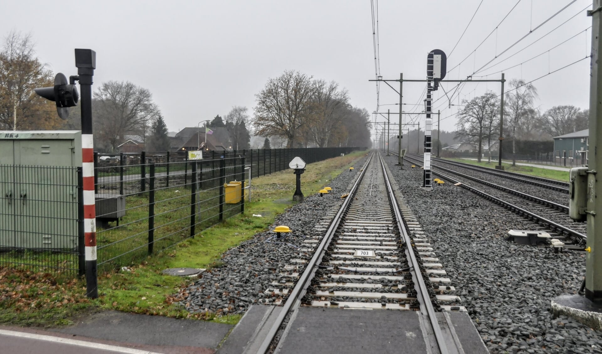 Het spoor bij Stroe, waar wat wethouder Hans van Daalen betreft op termijn een trein stopt.