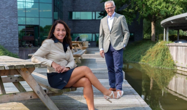 <p>OA-directeur Darshan Sloot en de nieuwe voorzitter Rob van den Helder.</p>