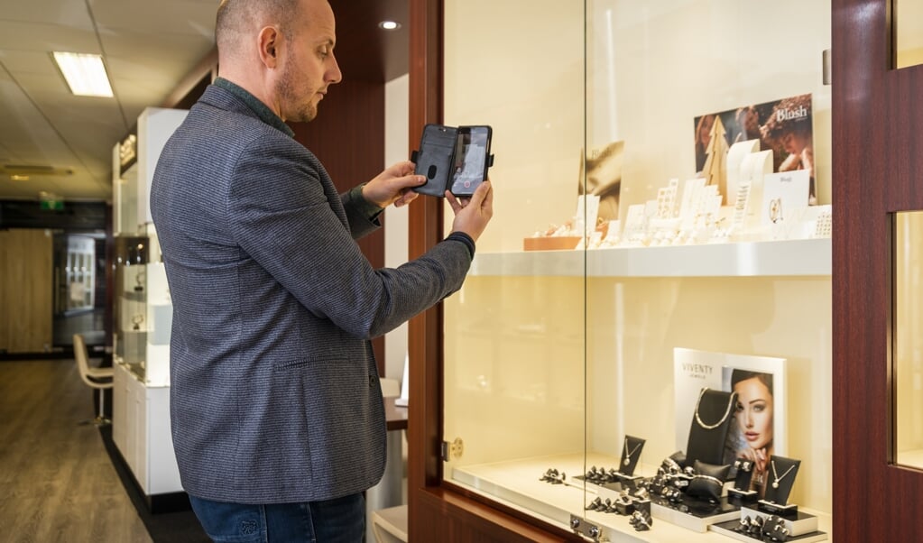 Juwelier Ralph Kaasschieter videobelt met een klant en geeft via zijn smartphone een rondleiding als 'personal shopper'.