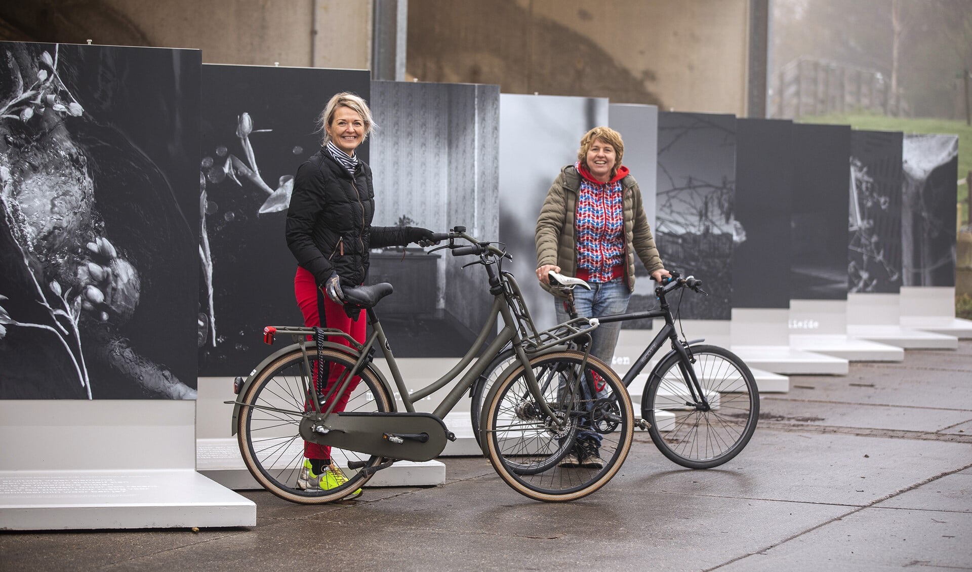 Initiatiefnemer Erma Rotteveel (links) en Kiek van der Poel (uitvoering) bij de fotopanelen van Bosch Beton.