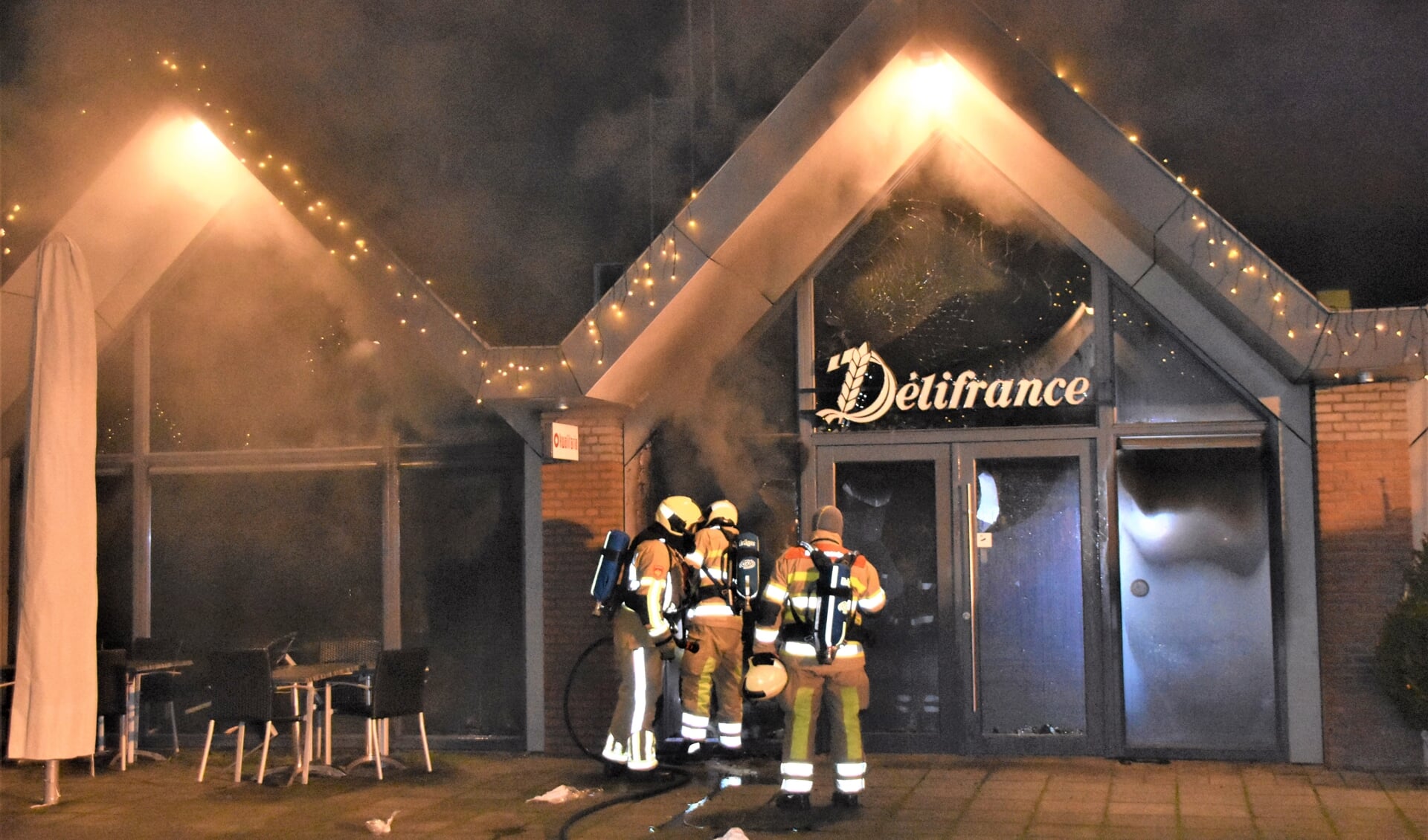 Het brandteam en politie doen onderzoek naar de oorzaak van de brand in Delifrance.