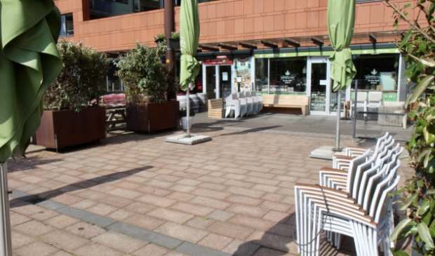 <p>Een beeld dat al maandenlang te zien is: gestapelde stoelen op terrasjes.</p>