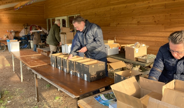 Lions pakken de Korte Keten Kerstboxen in