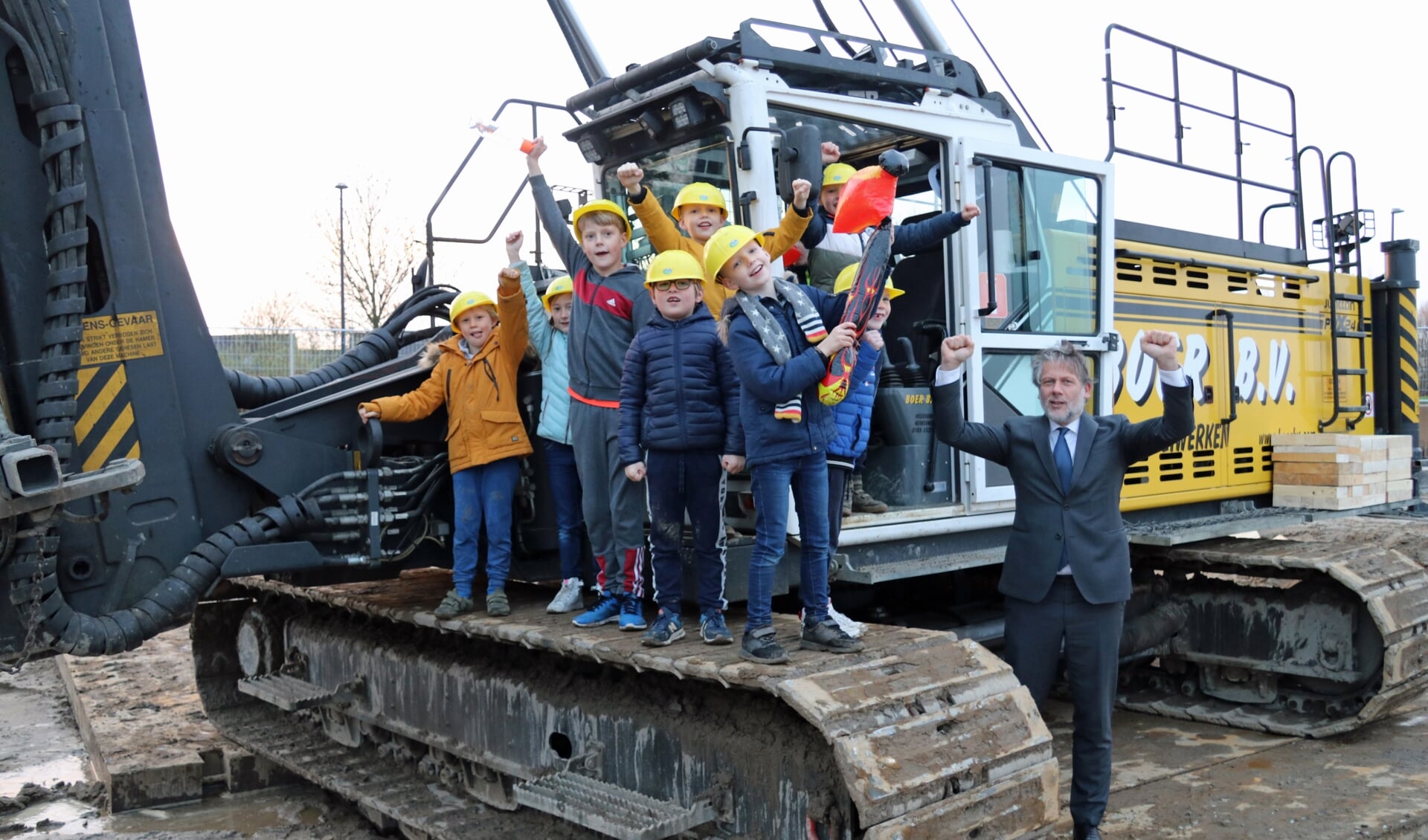 leerlingen geven met wethouder Van Doesburg het startsein voor de eerste paal Brede School Dalemplein