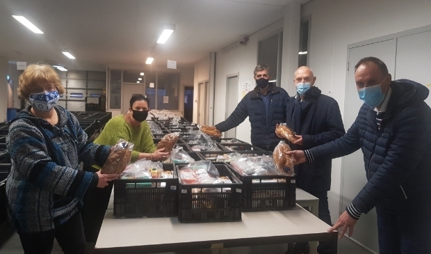 <p>Greet Blom en Joke Klein namen dankbaar de stollen in ontvangst van Rotary-bestuursleden Peter de Jong, Ebbel Iwema en Theo Fledderus.</p>