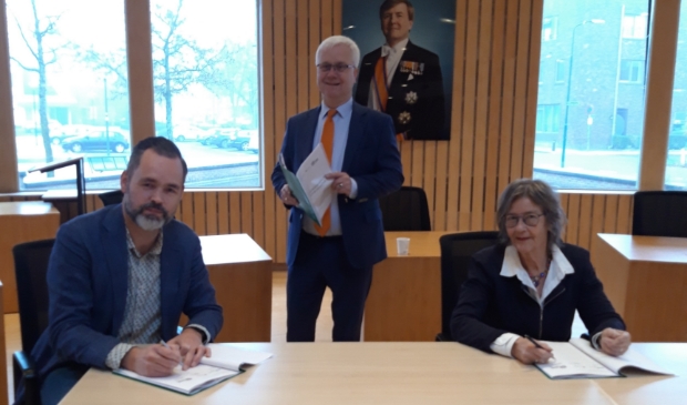 V.l.n.r. locatiemanager Viveste Wouter Gerritse, wethoude Eric Balemans en Monique van den Hoek van huurdersbelangenvereniging Krommerijn