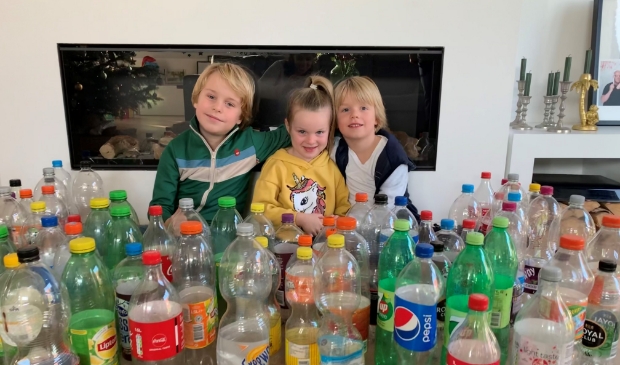 Semm, Mila en Fynn tussen de opgehaalde flessen ter waarden van 4 voedselpakketten