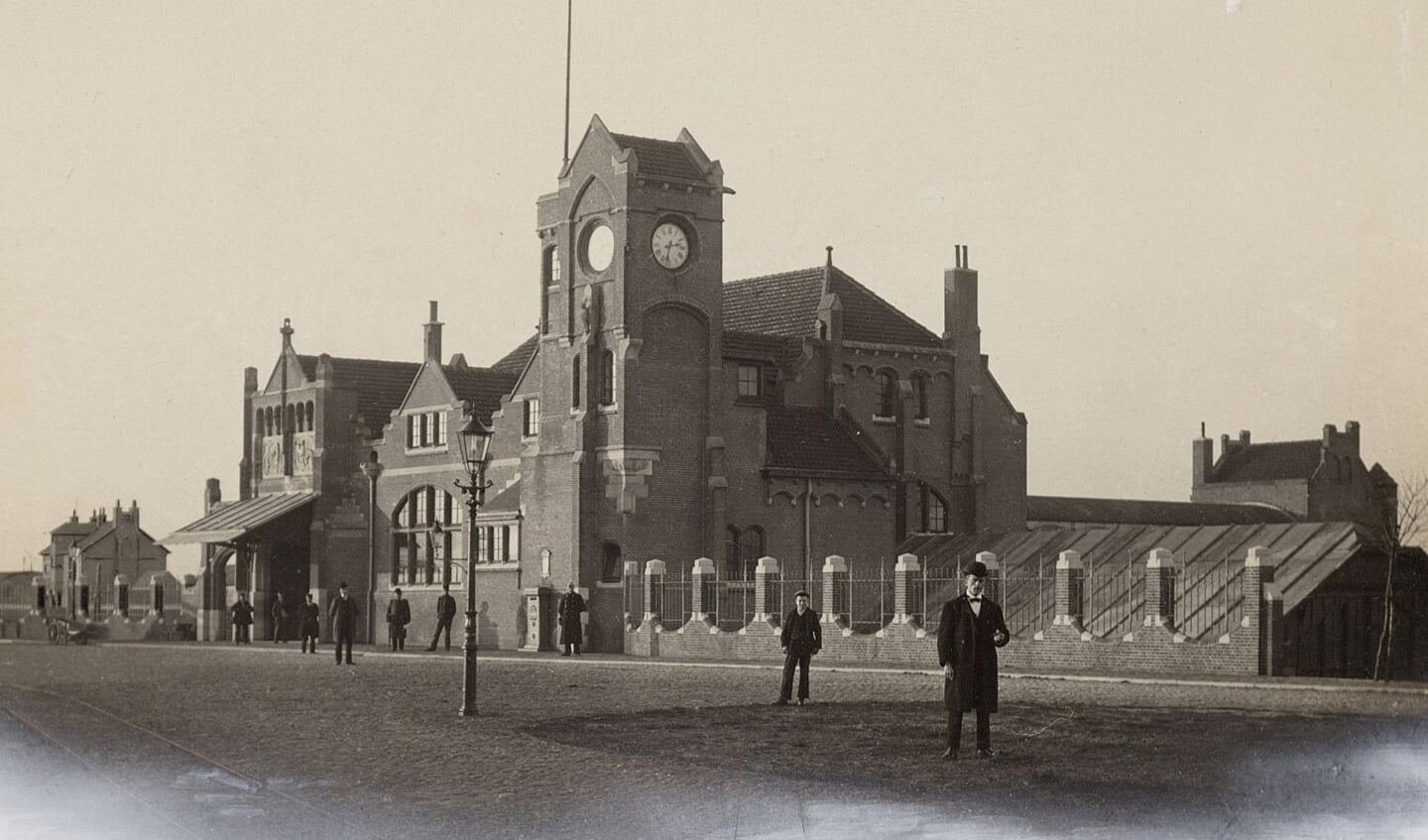 Het station aan het Stationsplein rond 1914.