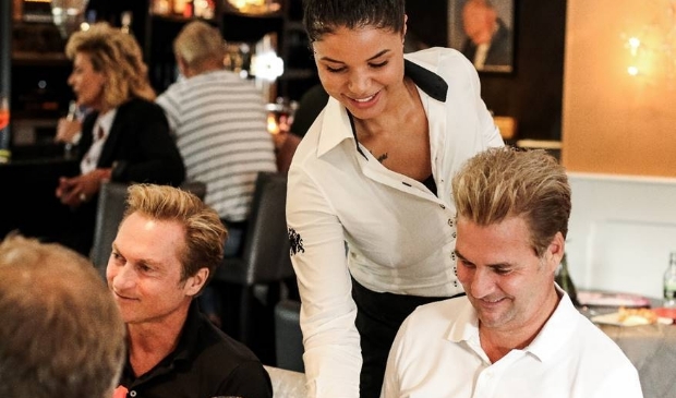 <p>Gasten in restaurant De Gezelligheid voor de coronacrisis</p>