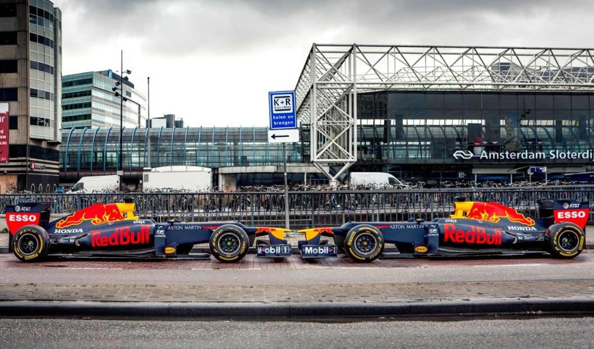 Max parkeerde 14 december zijn auto's nog in de buurt en tweette: 'Als er dan tóch niemand op straat gaat zijn. Het F1-seizoen is afgelopen. Mogen wij dan een paar rondjes door de stad blazen?' 