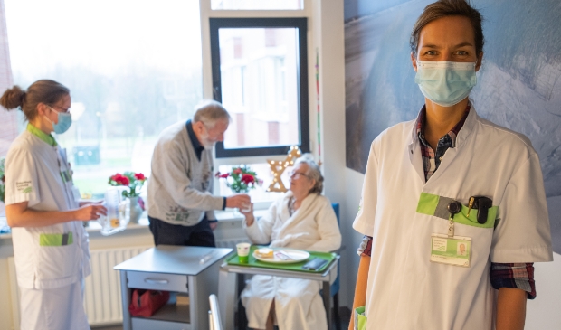 Chirurg dr. Tjarda van Heek en oncologieverpleegkundige Nella Verschuur.