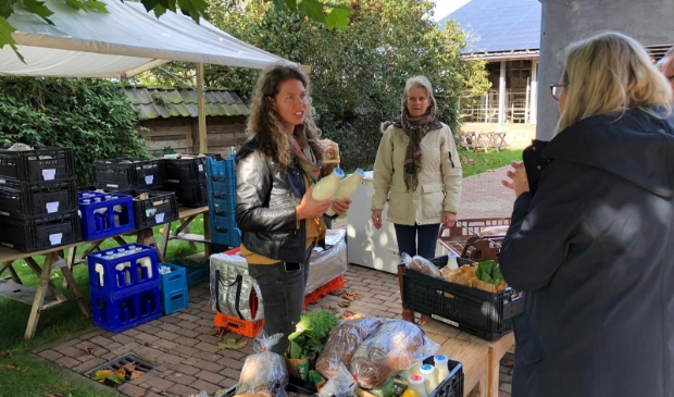 Bij het ophalen van de kratten tijdens de challenge 40-dagen Eten uit de Streek zijn producenten en consumenten met elkaar in gesprek.