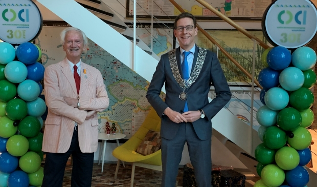 <p>Alphons Böggeman en burgemeester Tjapko Poppens na de uitreiking van de koninklijke onderscheiding.</p>