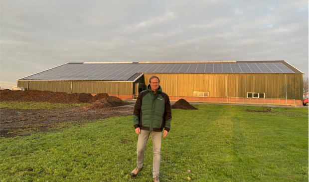 Timo Steenwijk voor zijn schuur met zonnepanelen in Abbenes