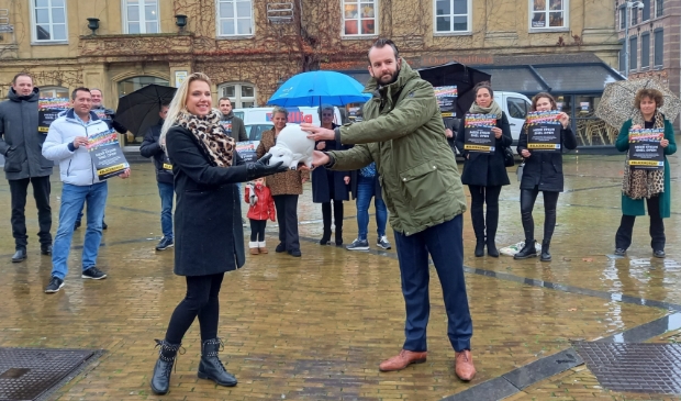 <p>Bianka den Breejen overhandigde in december vorig jaar het lege spaarvarken van de Gorcumse horeca aan wethouder Joost van der Geest</p>