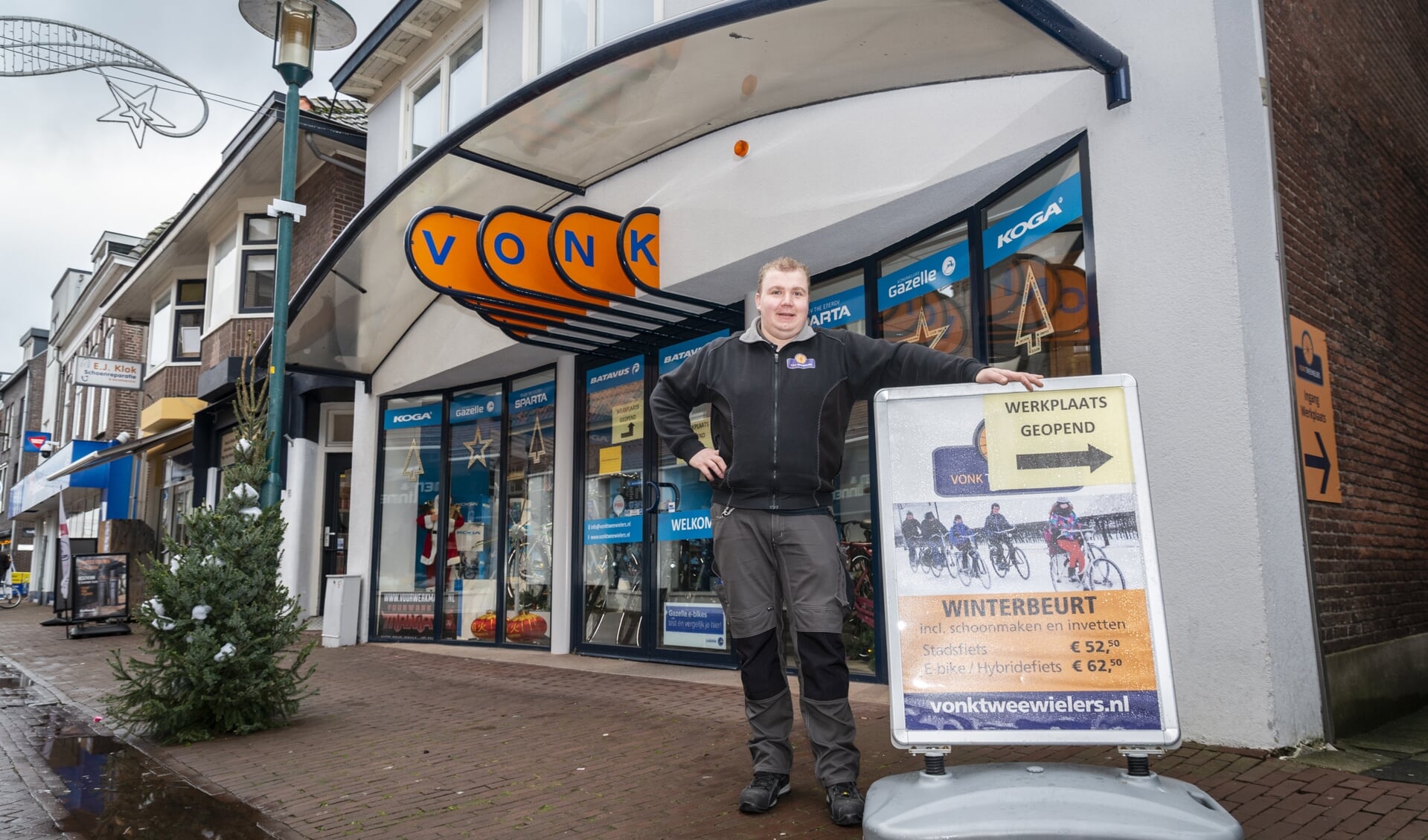 Theo van Beek van Vonk Tweewielers mag ook tijdens de lockdown fietsen blijven repareren. 