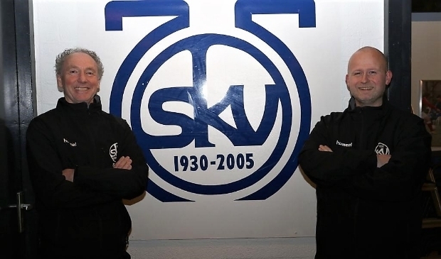 <p>Jan Gaasbeek (links) en zijn assistent Marcel van Maanen verlengden hun contract. Ook volgend seizoen zal het duo de scepter zwaaien op Sportpark De Zoom.</p>