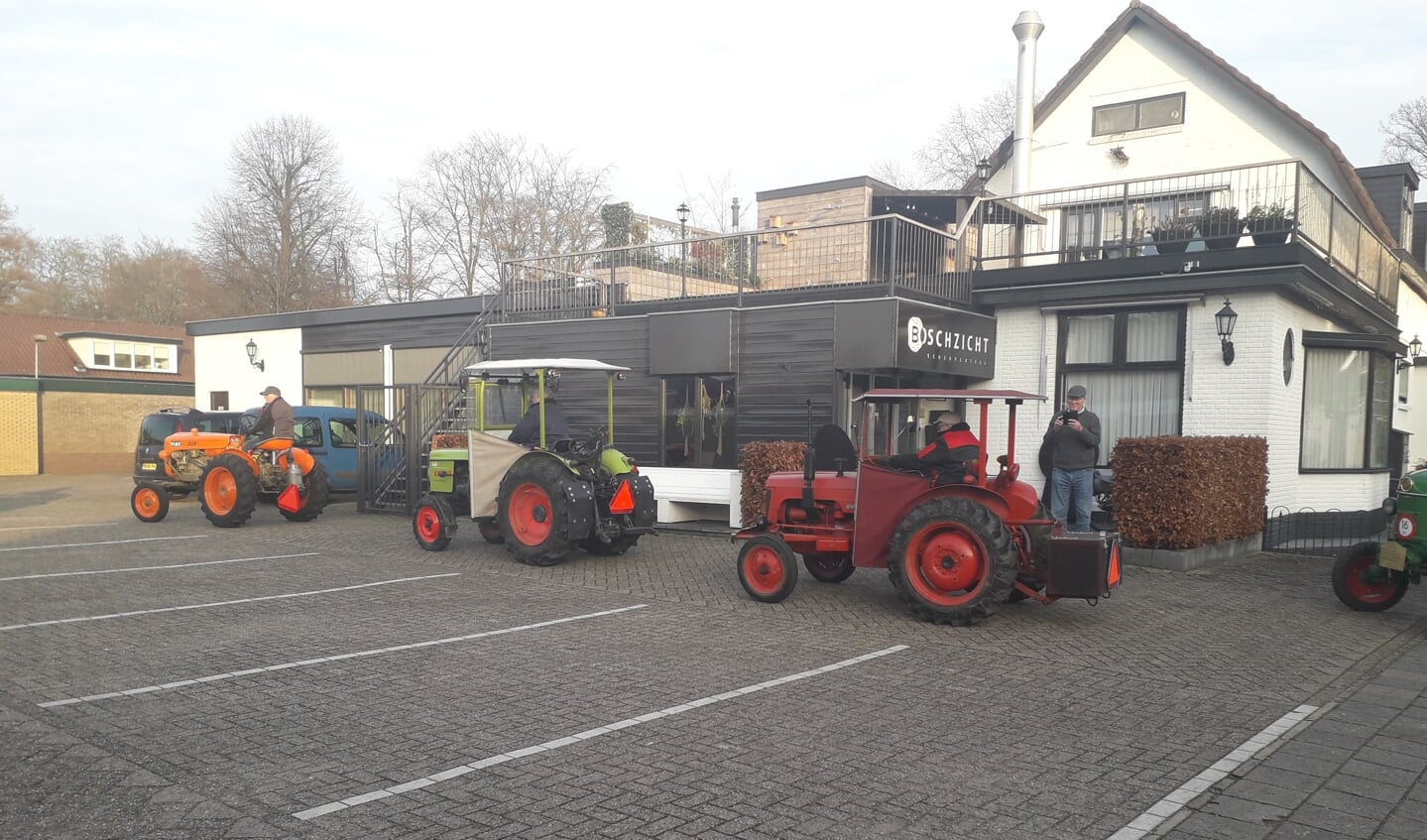 De tractorclub kwam langs om het paar bij Boschzicht te feliciteren.  