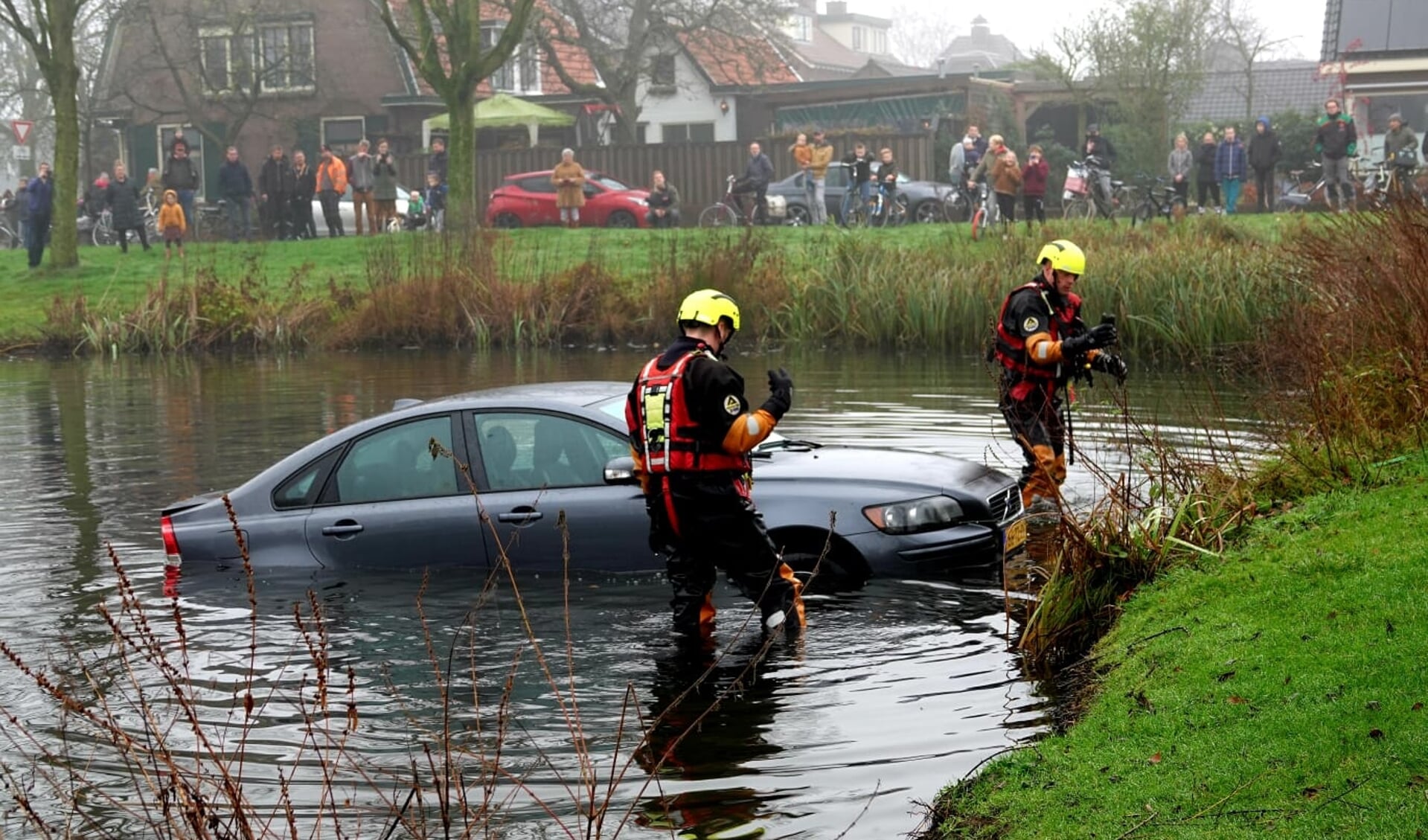 Reddingswerkers van het duikteam van de brandweer van Nijkerk haalden de auto uit het water.