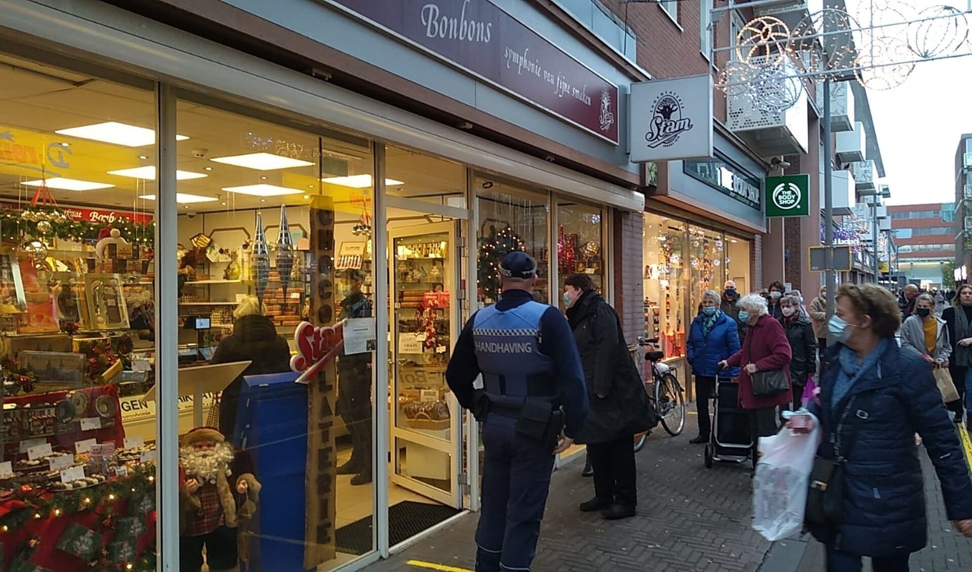 De aankondiging van de harde lockdown leidde op diverse plekken tot drukte in 'niet essentiële' winkels.