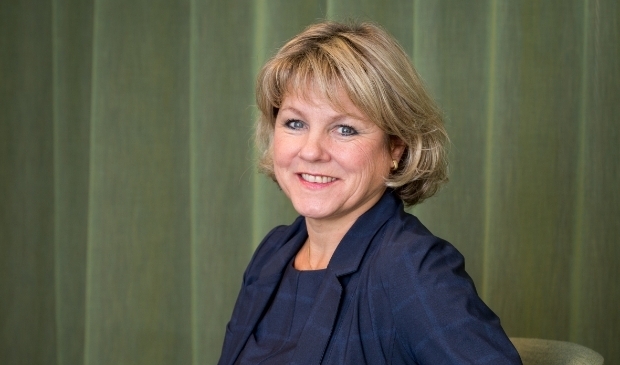 <p>Burgemeester Tanja Haseloop-Amsing voelt zich helemaal thuis in Oldebroek. (Foto: Herman van der Wal / Gemeente Oldebroek)</p>
