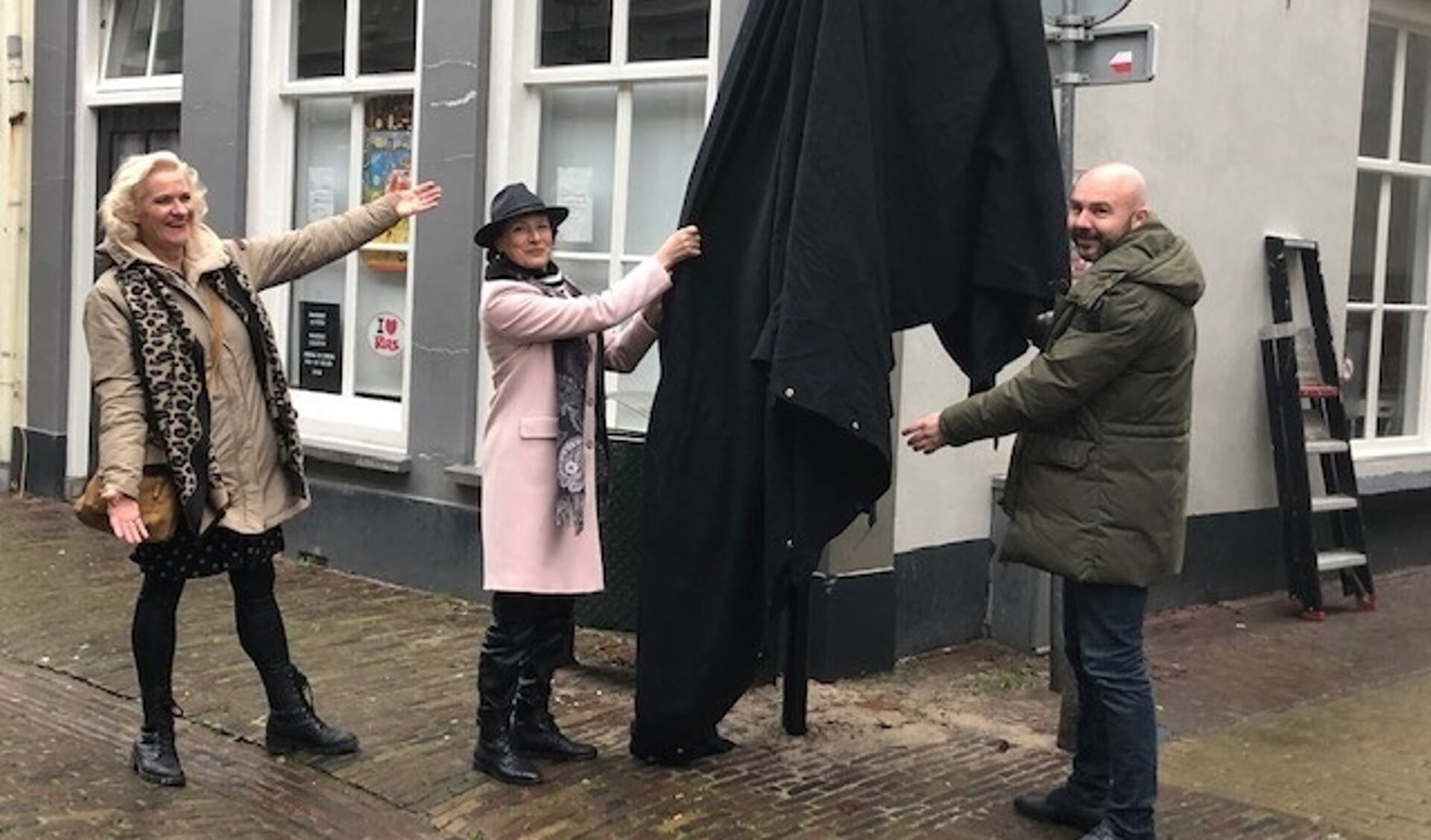 Het bewegwijzeringsbord wordt onthuld