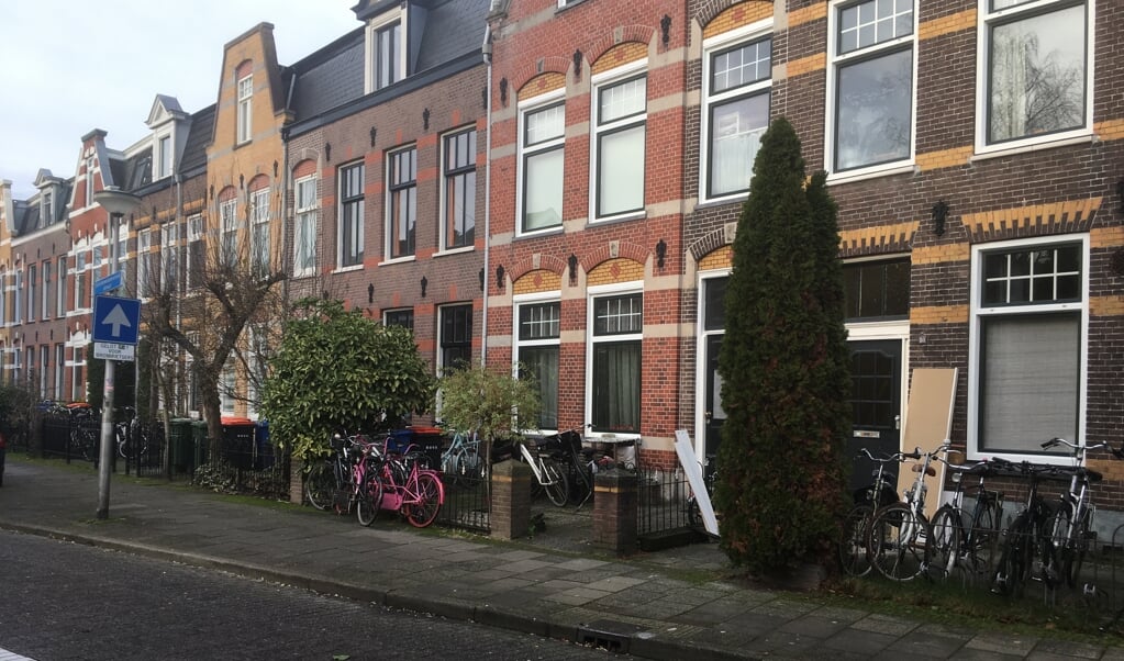 Een deel van de ooit zo statige woningen in de Schimmelpenninckstraat zijn inmiddels verbouwd tot appartementen.