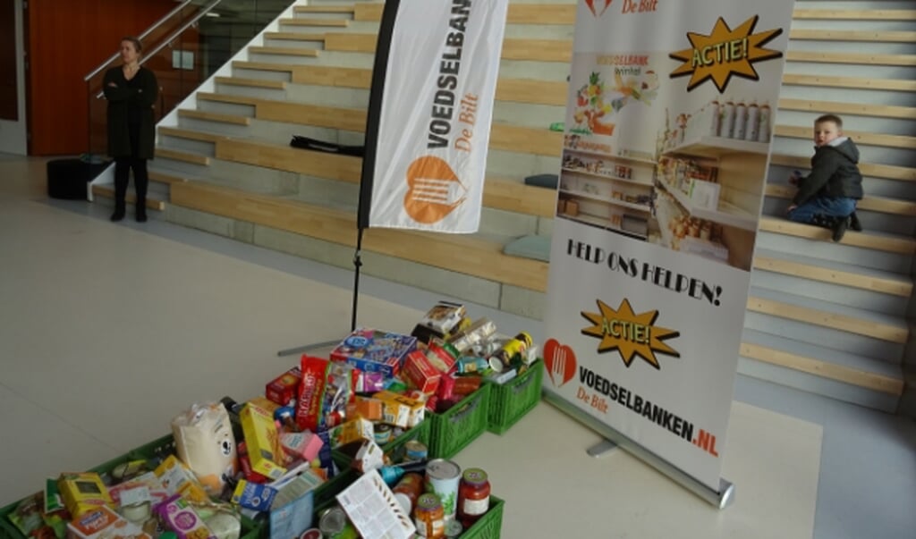 Maar liefst 7 flink gevulde kratten met houdbare producten en verzorgingsmiddelen is het resultaat van de kerstactie voor de Voedselbank.
