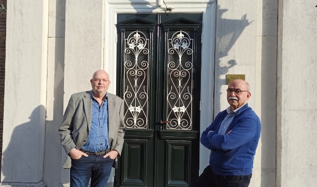 <p>Joost Verhoef (links) neemt de voorzittershamer over van Ad van Willigen.</p>