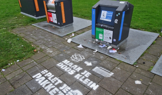 Opdat het nu duidelijk is, dat je kleinere stukken verpakking in de container gooit...