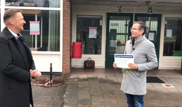 <p>Wethouder Rob Ellermeijer overhandigde een cheque aan penningmeester Erwin Koning van KVA. </p>